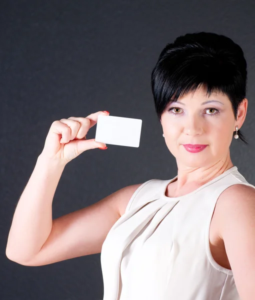 Serious business woman with blank card — Stock Photo, Image