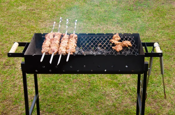 BBQ ribben en spek op een grill met houtskool — Stockfoto