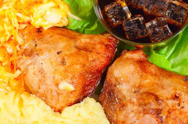 Pollo alla griglia con purè di patate, cola, ghiaccio e verdure su un piatto . — Foto Stock