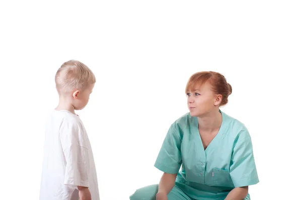 Kvinnliga läkare w och liten patient — Stockfoto