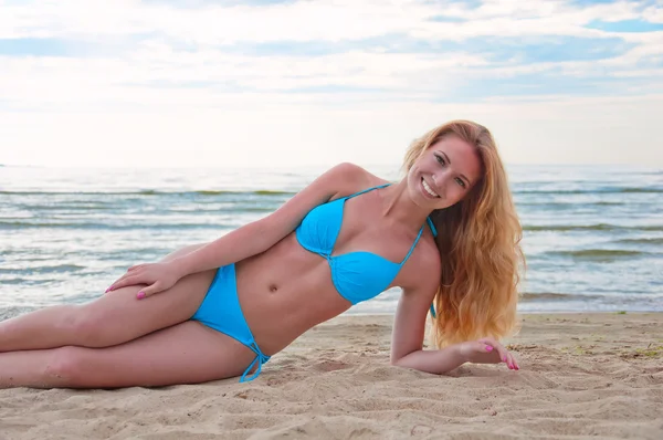 Giovane, bella e sexy ragazza sulla spiaggia . — Foto Stock