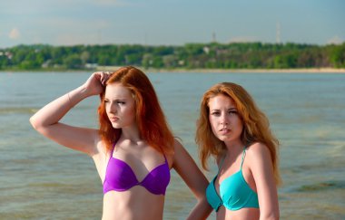 Sahilde poz iki bikini modelleri.