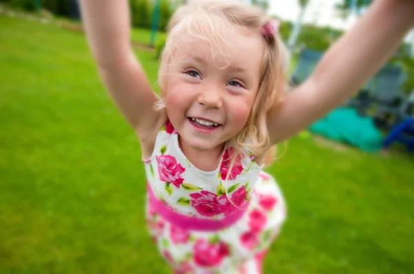 Portrait d'une petite fille souriante dans le jardin — Photo