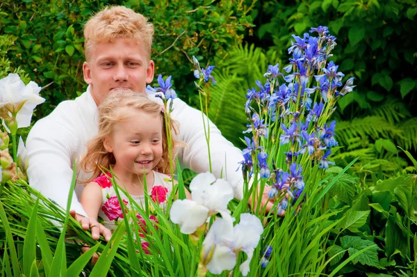 Pai feliz e menina em um jardim — Fotografia de Stock