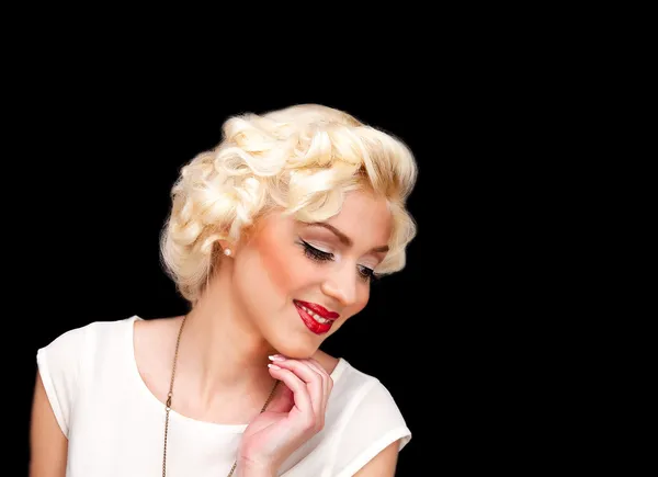 Ładny blond dziewczynka model jak marilyn monroe w białej sukni z czerwonymi ustami — Zdjęcie stockowe