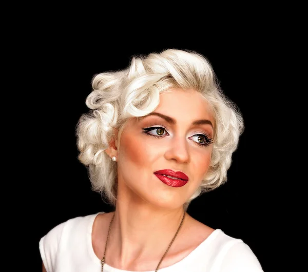 Modelo bonita menina loira como Marilyn Monroe em vestido branco com lábios vermelhos — Fotografia de Stock