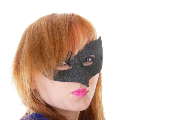 Πορτρέτο του μια όμορφη νεαρή γυναίκα στο μαύρο Αποκριάτικη μάσκα — Φωτογραφία Αρχείου