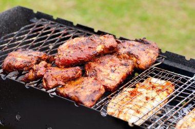 BBQ kaburga ve kömür ızgara balık