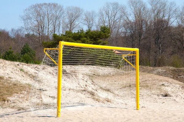 Πύλη ποδόσφαιρο σε μια παραλία με άμμο — Φωτογραφία Αρχείου