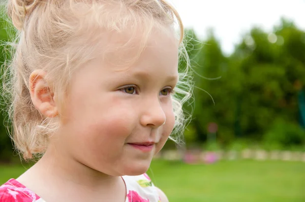 Retrato de uma menina sorridente no jardim — Fotografia de Stock