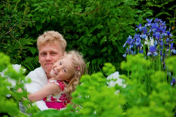 Lycklig far och liten flicka på en trädgård — Stockfoto