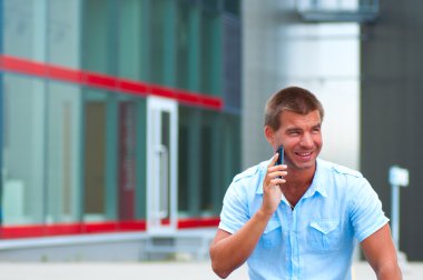 cep telefonu açık olan iş adamı