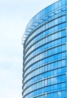 mavi gökyüzüne karşı modern ofis