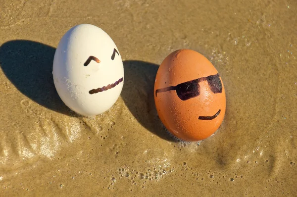 Grappige paaseieren op een strand — Stockfoto