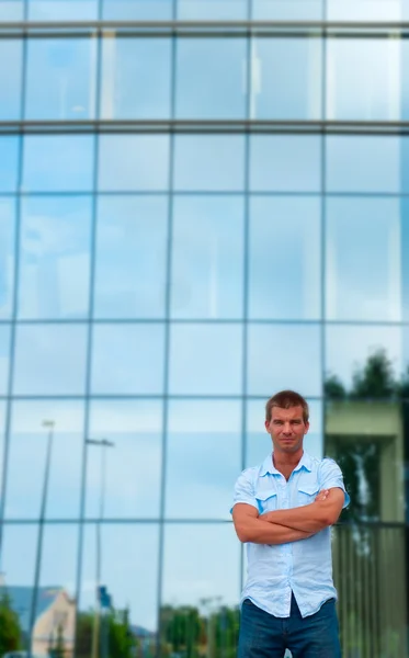 Young man stand in front of modern business building — Stock Photo, Image