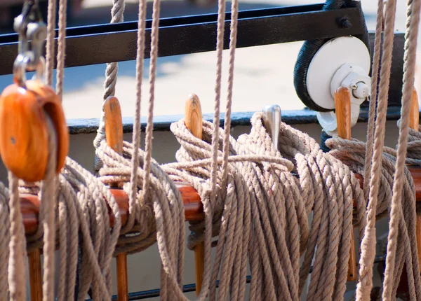 Ancient wooden sailboat pulleys and ropes detail — Stock Photo, Image