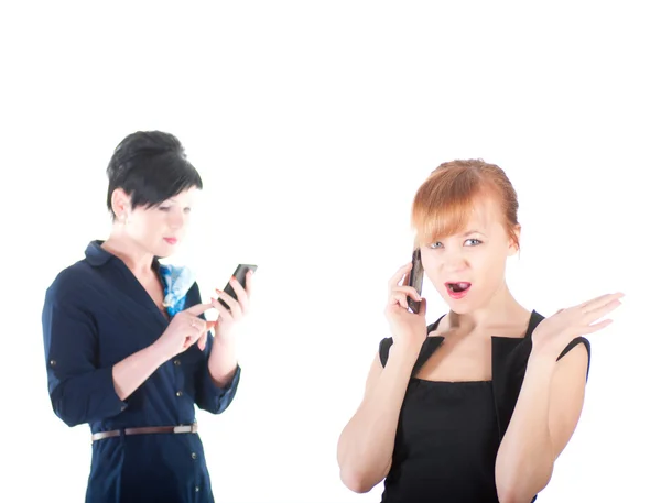 Zwei Geschäftsfrauen, die sich per Handy unterhalten — Stockfoto