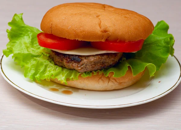 Chutné domácí burger na talíři — Stock fotografie