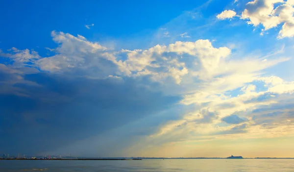 Schönes Meer, Wolken und blauer Himmel — Stockfoto