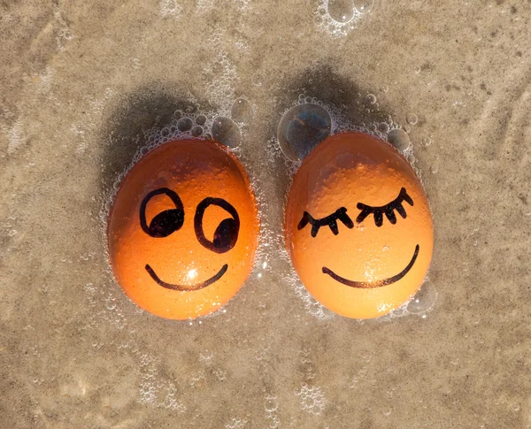 Páscoa ovos engraçados em uma praia — Fotografia de Stock