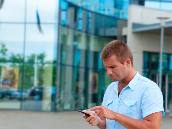 Modern işletme binası önünde telefonuyla konuşan iş adamı — Stok fotoğraf
