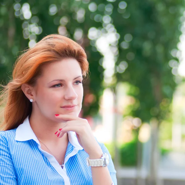 Denkende Geschäftsfrau mit roten Haaren — Stockfoto