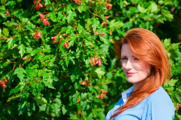 Porträt einer lächelnden Geschäftsfrau mit roten Haaren — Stockfoto