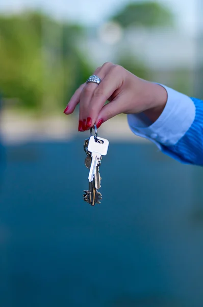Keys in woman hand on background — Stock Photo, Image