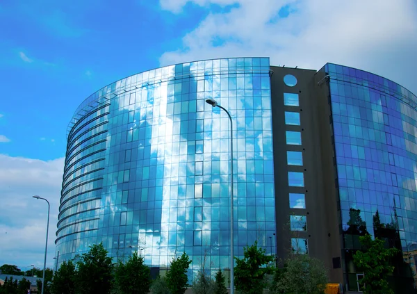 Modernes Bürogebäude aus Glas über blauem Himmel — Stockfoto