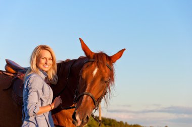 genç kız ile bir at alanında yürüyüş