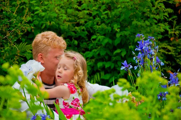 Ευτυχής πατέρας και μικρό κορίτσι σε ένα κήπο — Φωτογραφία Αρχείου