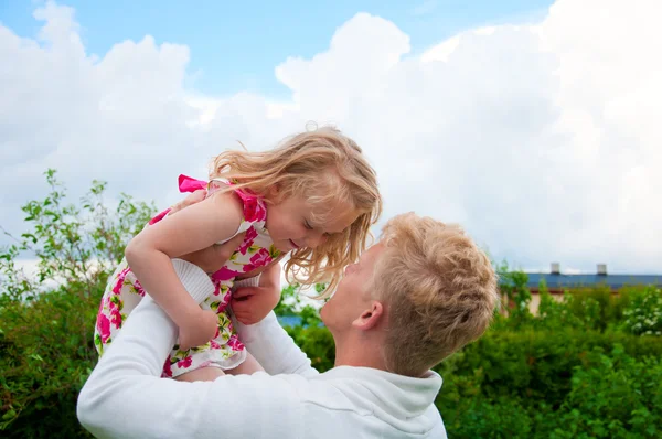 Szczęśliwy ojciec i mała dziewczynka w ogrodzie — Zdjęcie stockowe