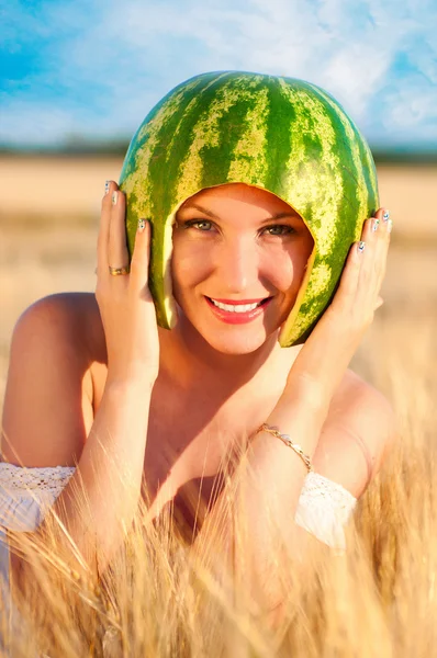 Retrato de bela sexy jovem modelo com melancia na cabeça — Fotografia de Stock