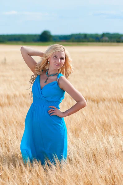 Gelukkig womanin blauwe jurk in gouden tarwe — Stockfoto