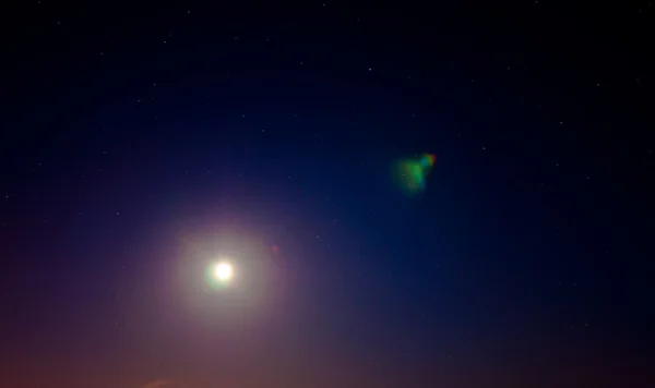 Étoiles et lune sur le ciel nocturne — Photo