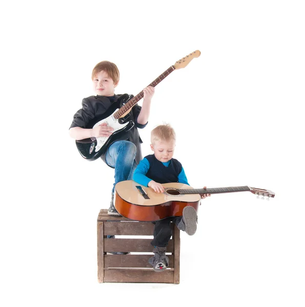 两个男孩用吉他上一个框 — 图库照片