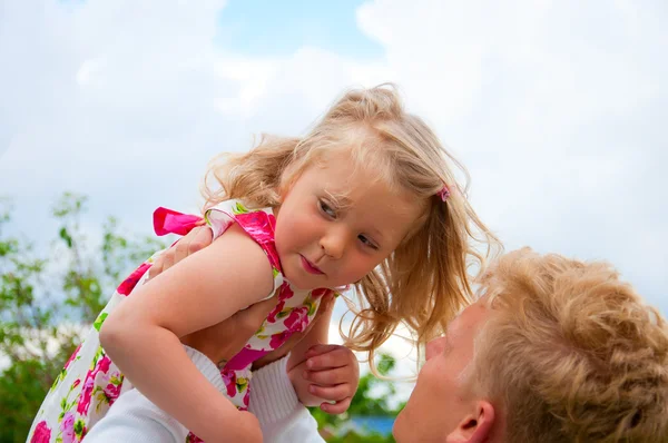 Щасливий батько і маленька дівчинка в саду — стокове фото