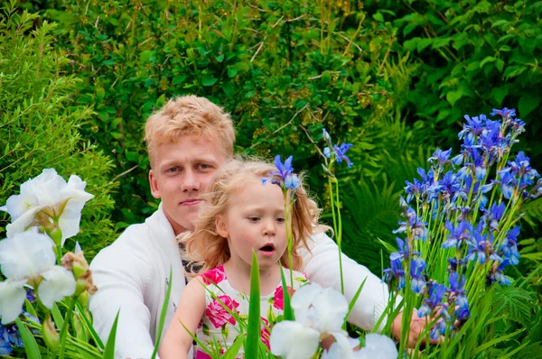 Heureux père et petite fille dans un jardin — Photo