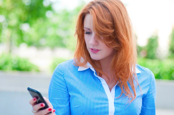 Mujer de negocios bastante joven utilizando el teléfono móvil —  Fotos de Stock