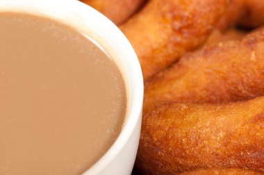 Kahve Kupası ve petrol donuts ahşap plaka.