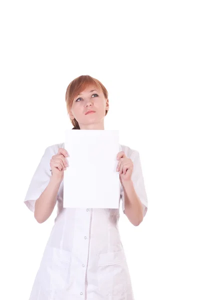 Jeune femme médecin tient du papier blanc — Photo