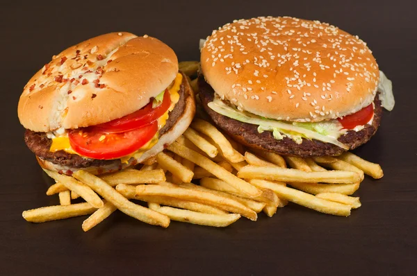 Snabbmat som stora hamburgare och pommes frites — Stockfoto