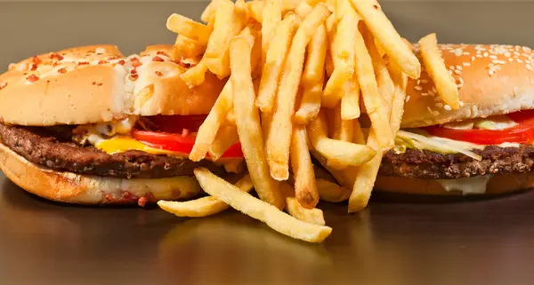 Gyorsétterem beállítása nagy hamburger és sült krumpli — Stock Fotó