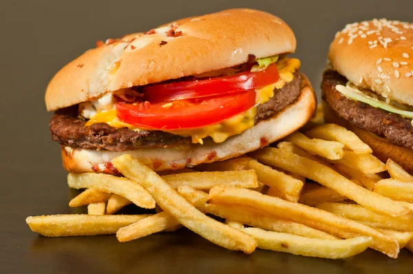 Gyorsétterem beállítása nagy hamburger és sült krumpli — Stock Fotó
