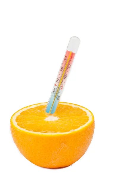 Πορτοκαλί με ένα θερμόμετρο. η έννοια της νόσου. — Φωτογραφία Αρχείου
