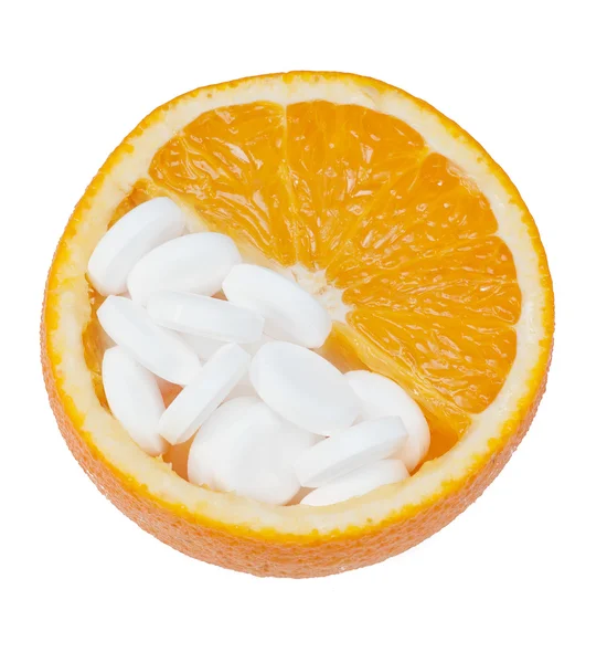 Close-up de laranja e comprimidos isolados - conceito de vitamina — Fotografia de Stock