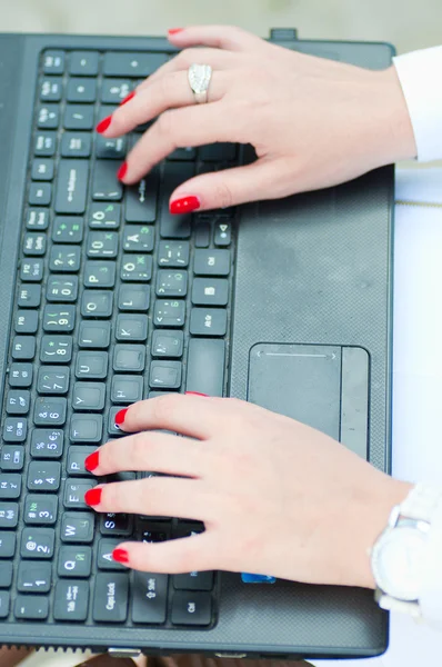 As mãos das mulheres no teclado — Fotografia de Stock