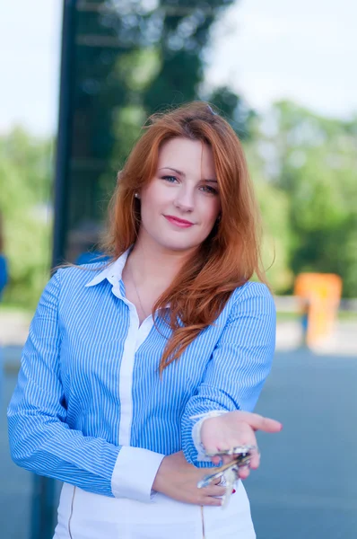 Retrato de mujer de negocios bonita con llaves —  Fotos de Stock