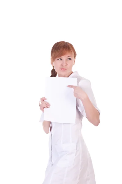 Junge Ärztin hält leeres Papier in der Hand. — Stockfoto