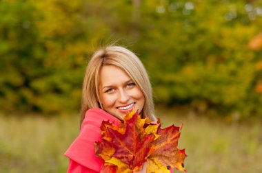 sonbahar kadını arka plan yapraklar